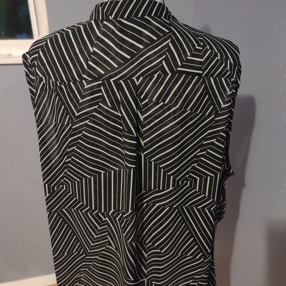 Worthington Black White Geometric Ruffle Front Top - Picture 8 of 9